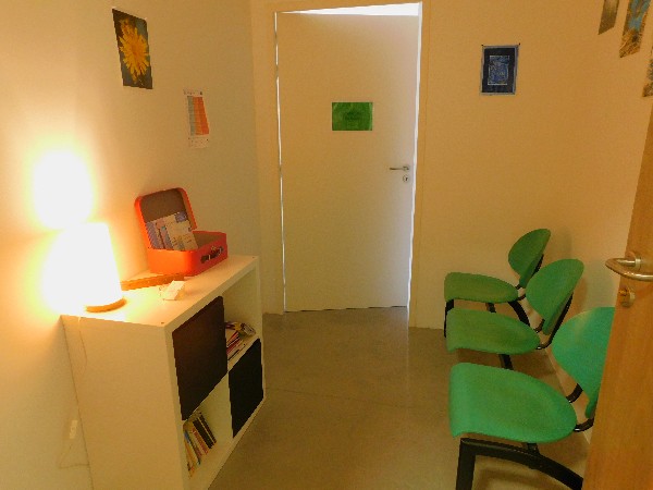 La salle d'attente attenante au cabinet, plein de lecture, des flyers, des articles ...